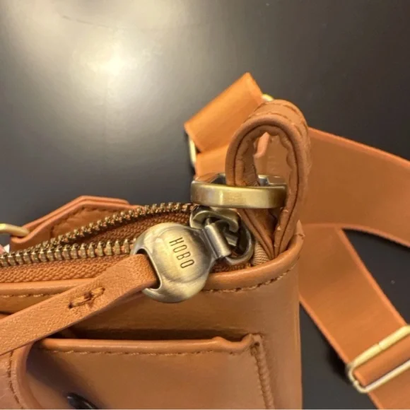 HOBO Cass Tan Pebble Leather Crossbody Phone Pouch Adjustable Strap - Picture 10 of 14